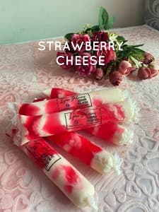 Konfeksi Ais Perisa Keju Strawberi