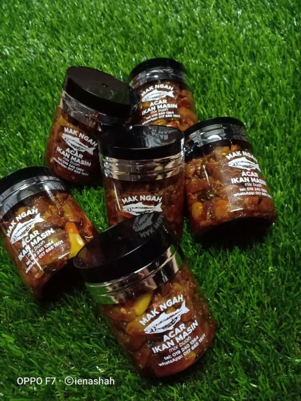 Mak Ngah acar ikan masin