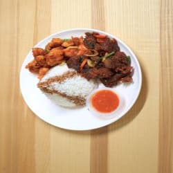 nasi putih ayam + daging goreng kunyit