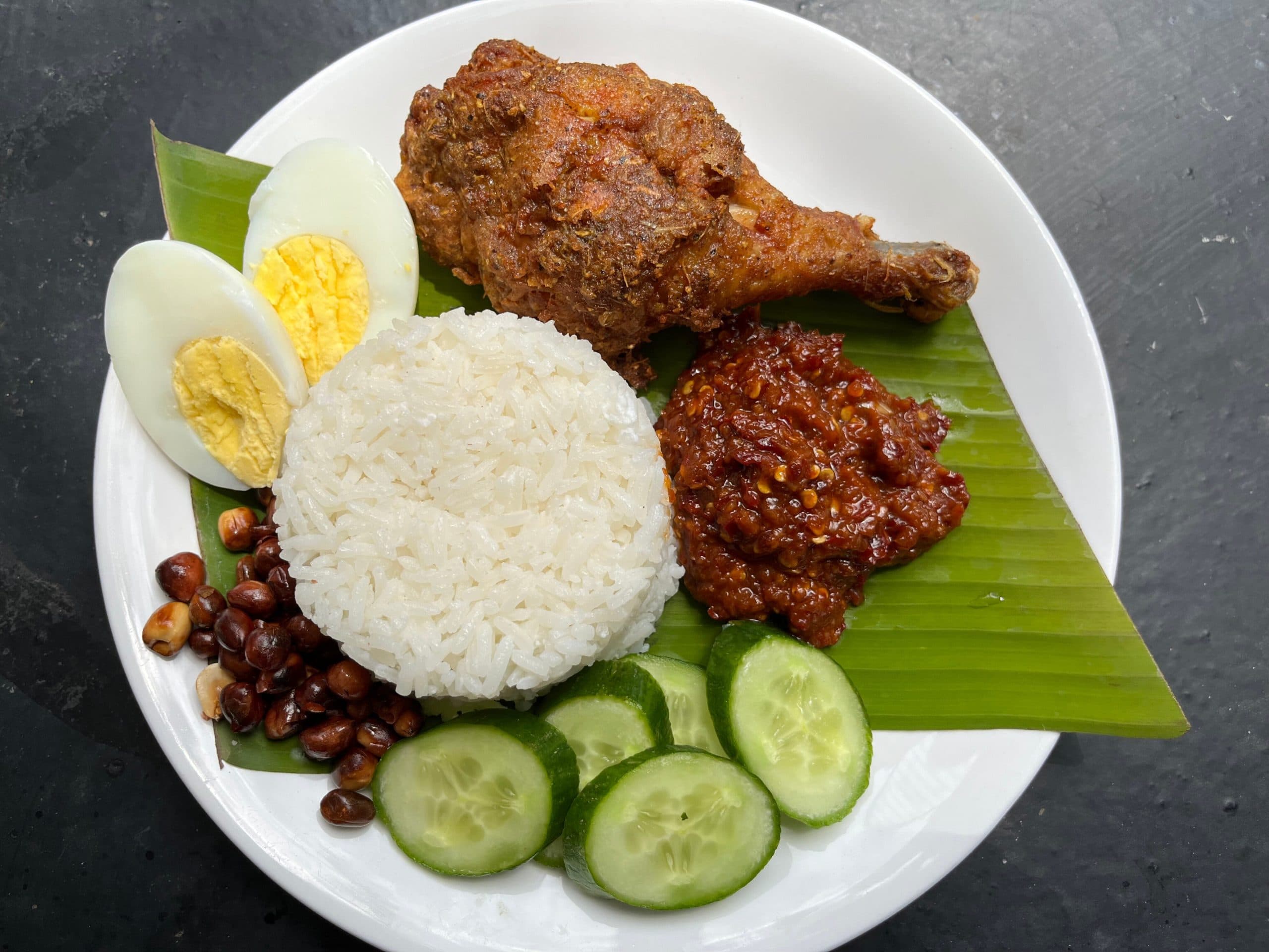 Nasi lemak ayam berempah