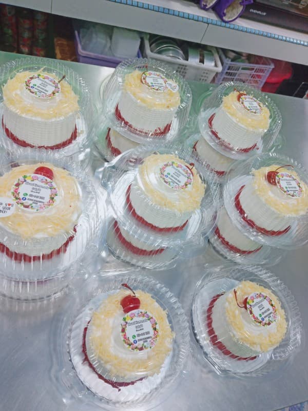 Mini Red Velvet Cake - Image 1