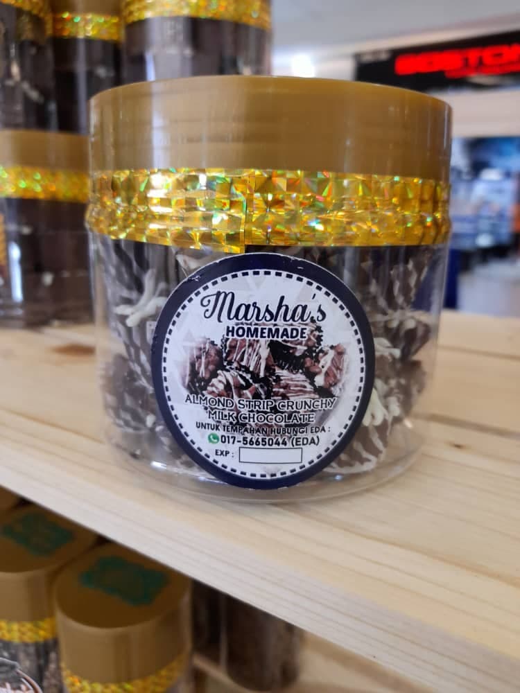 ALMOND STRIP CRUNCHY MILK CHOCOLATE - Image 1